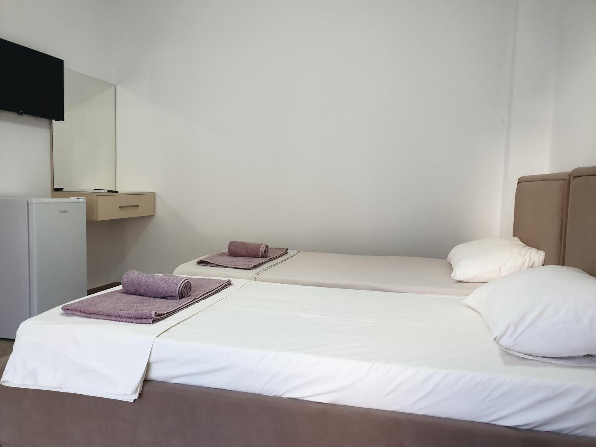 Rooms By George Dhërmi Buitenkant foto